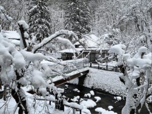 雪の渓流沿いにある露天風呂