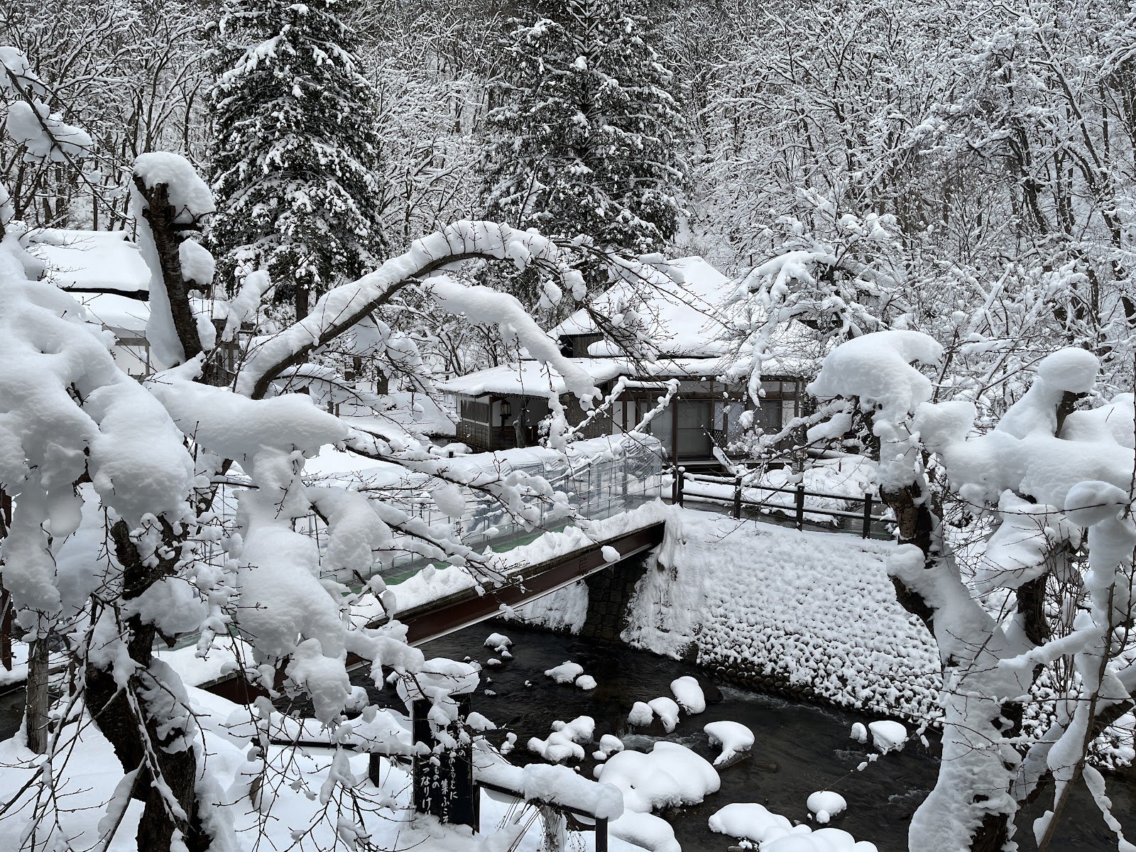 雪の渓流沿いにある露天風呂