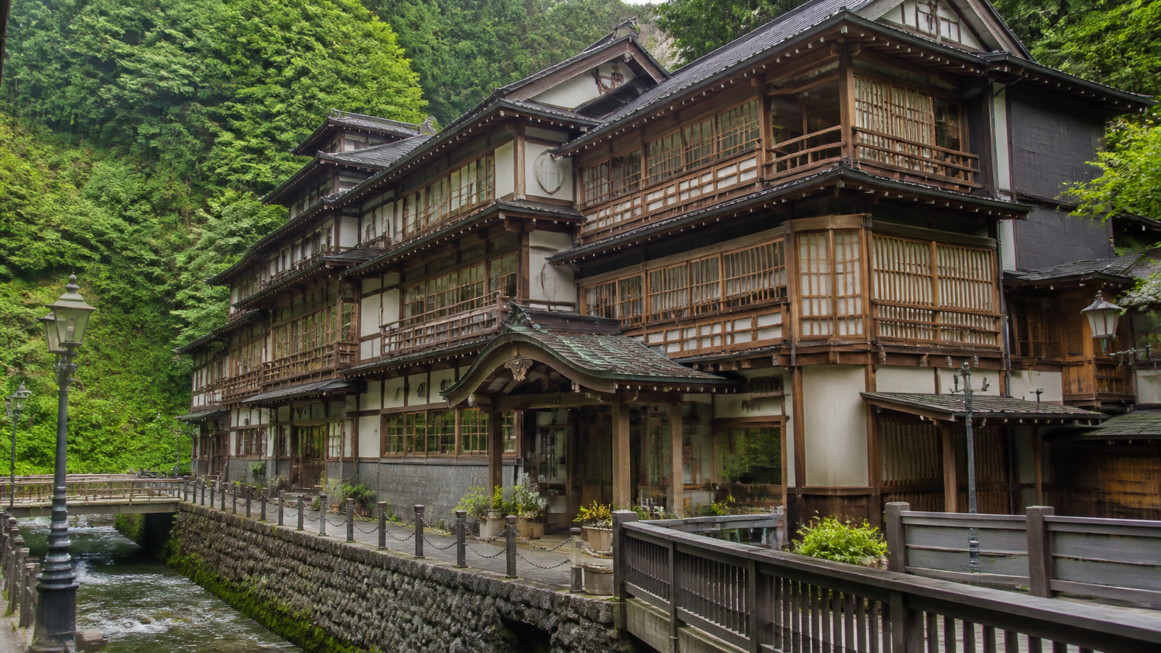 能登屋旅館 本館 別館 違い 銀山温泉を代表する「能登屋旅館」の歴史と魅力