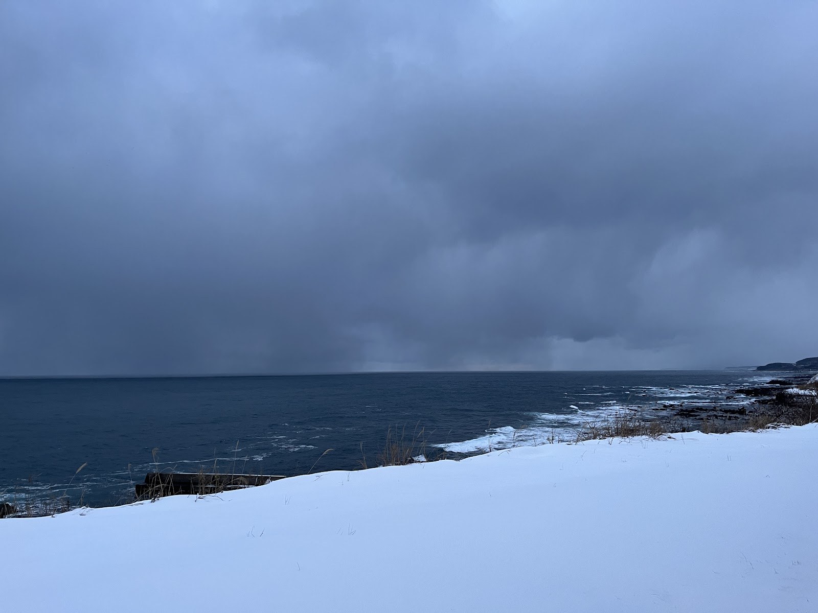 12月の日本海。荒れた海と鉛色の空
