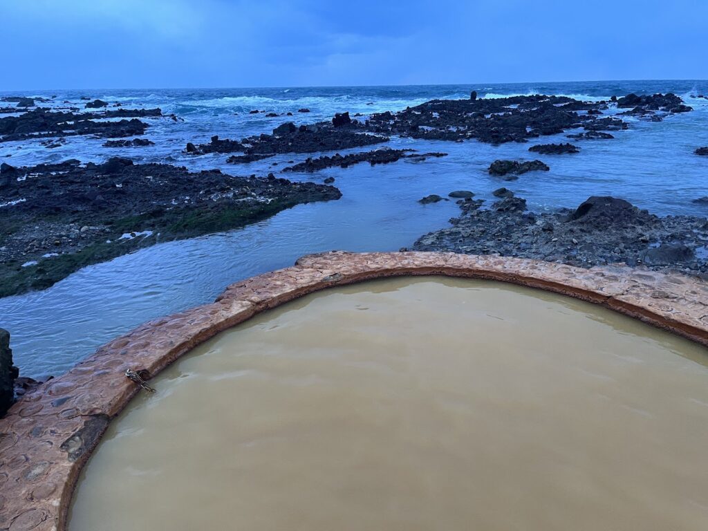 海のすぐそばにある不老ふ死温泉の露天風呂と日本海