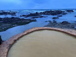 海のすぐそばにある不老ふ死温泉の露天風呂と日本海
