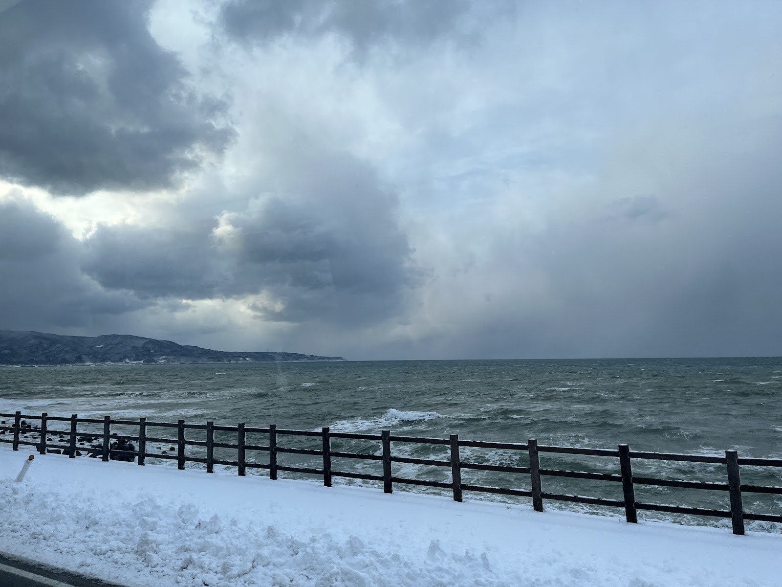 冬の千畳敷海岸。雪の岩棚と日本海