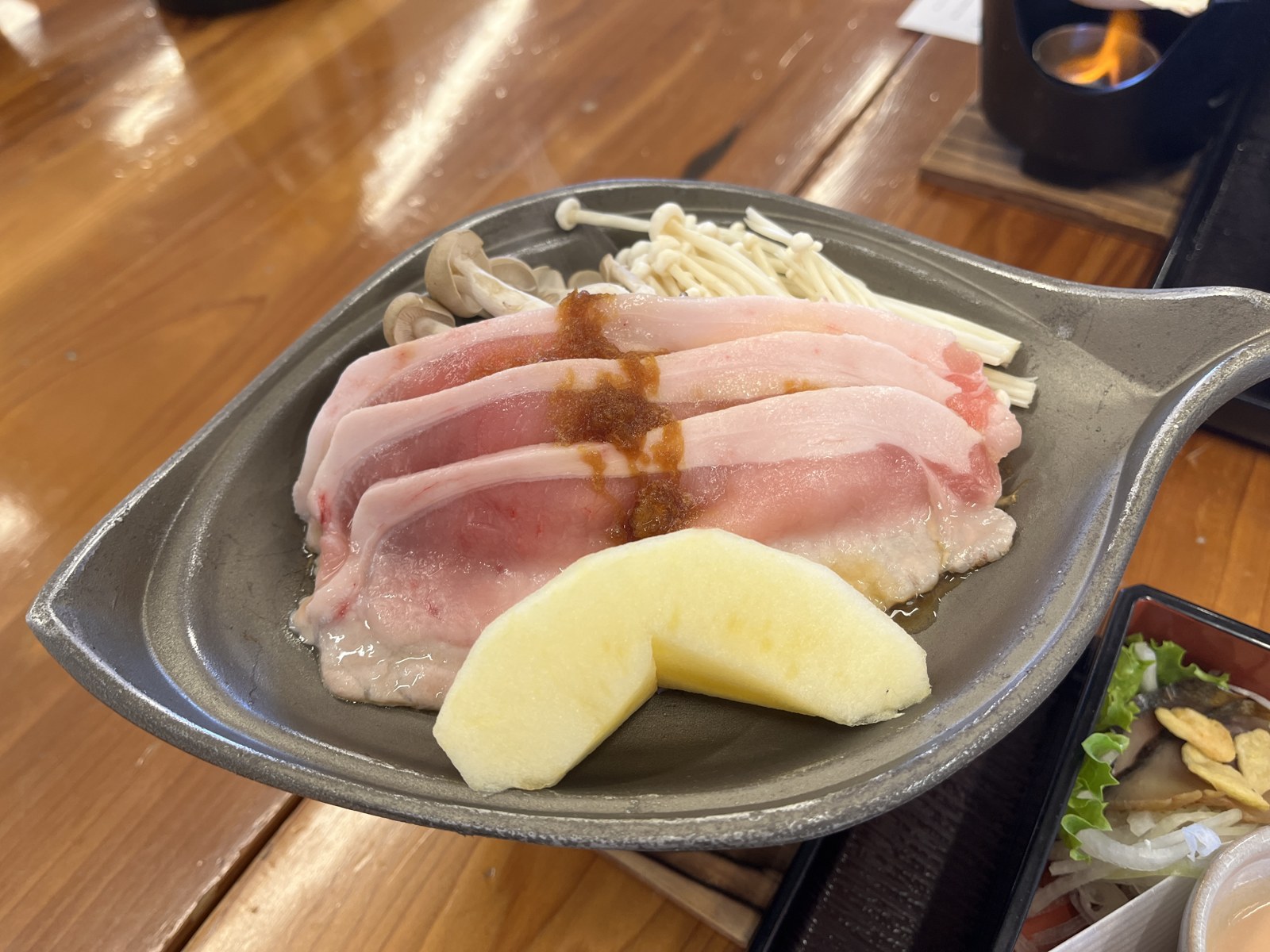 豚ときのこのバルサミコソース掛け、焼きりんご付。固形燃料で自分で焼く