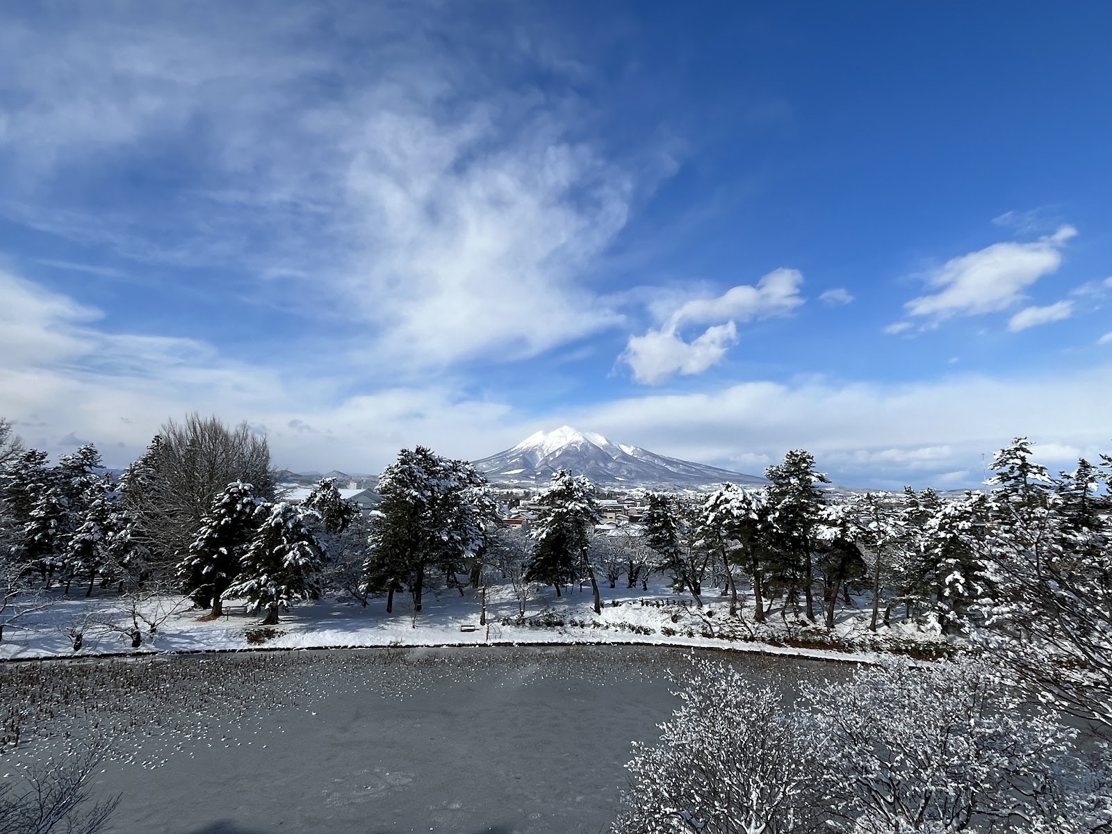 凍った堀の向こうに岩木山
