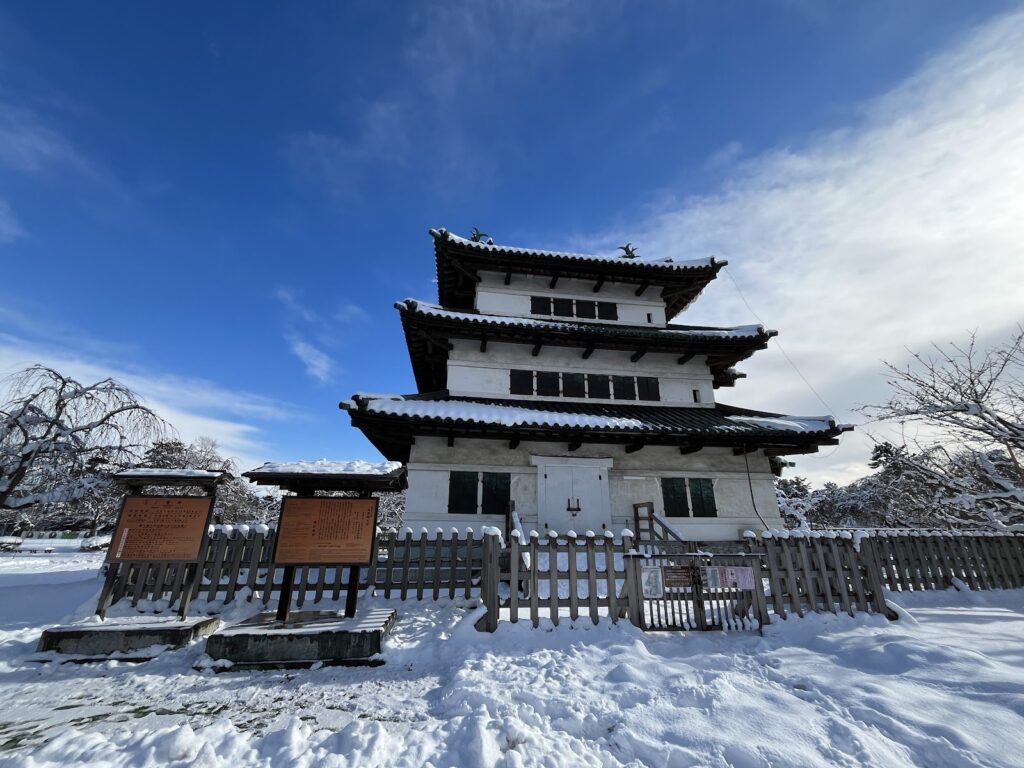 雪の弘前城天守。石垣の上ではなく平地に建っている