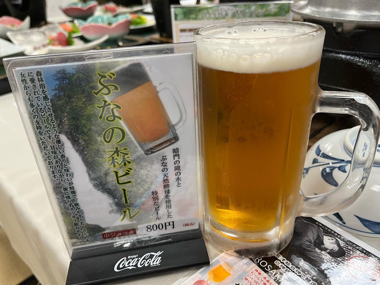ぶなの森ビールの中ジョッキと、卓上のPOP