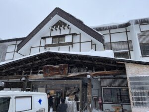 雪に埋もれた酸ヶ湯温泉の建物