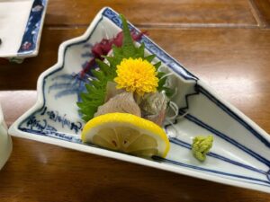 岩魚の活造り。菊の花とレモンが添えられている