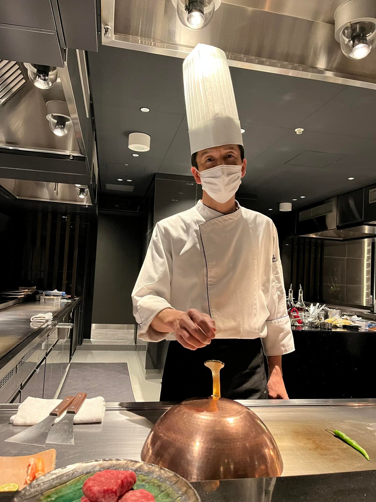 グリルレストラン十邑の鉄板の前に立つ赤崎シェフ