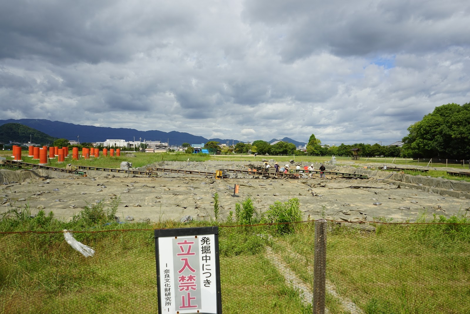 藤原宮跡の発掘調査の現場。立入禁止の札と掘られた地面