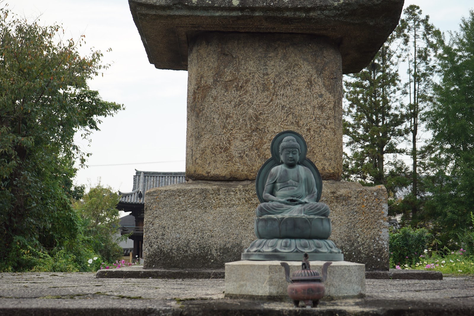 十三重石宝塔の基壇に納められた仏像