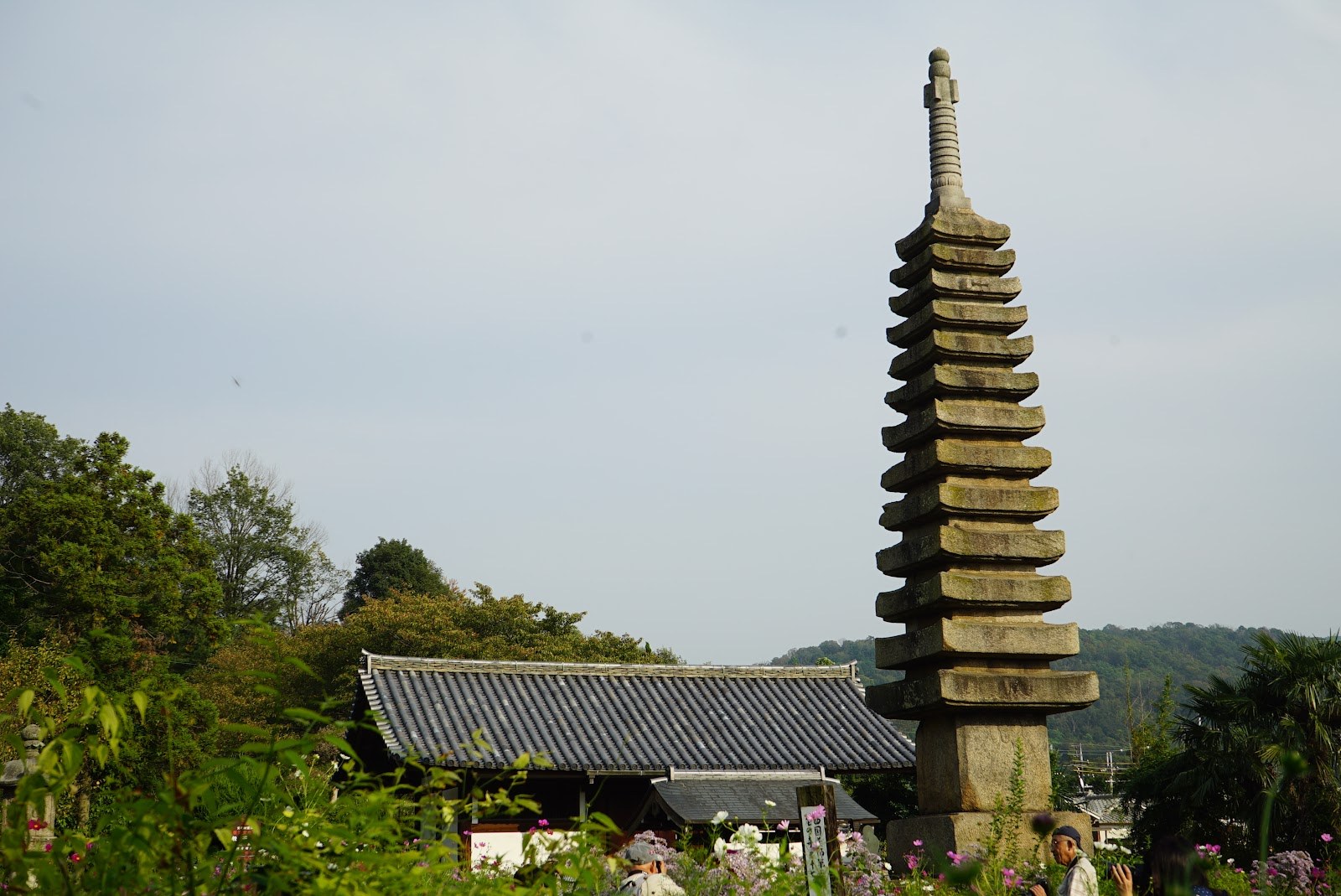 十三重石宝塔の向こうに見える奈良の山並み