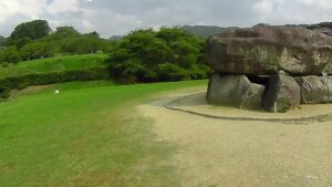石舞台古墳を正面から。天井石と、それを支える巨石