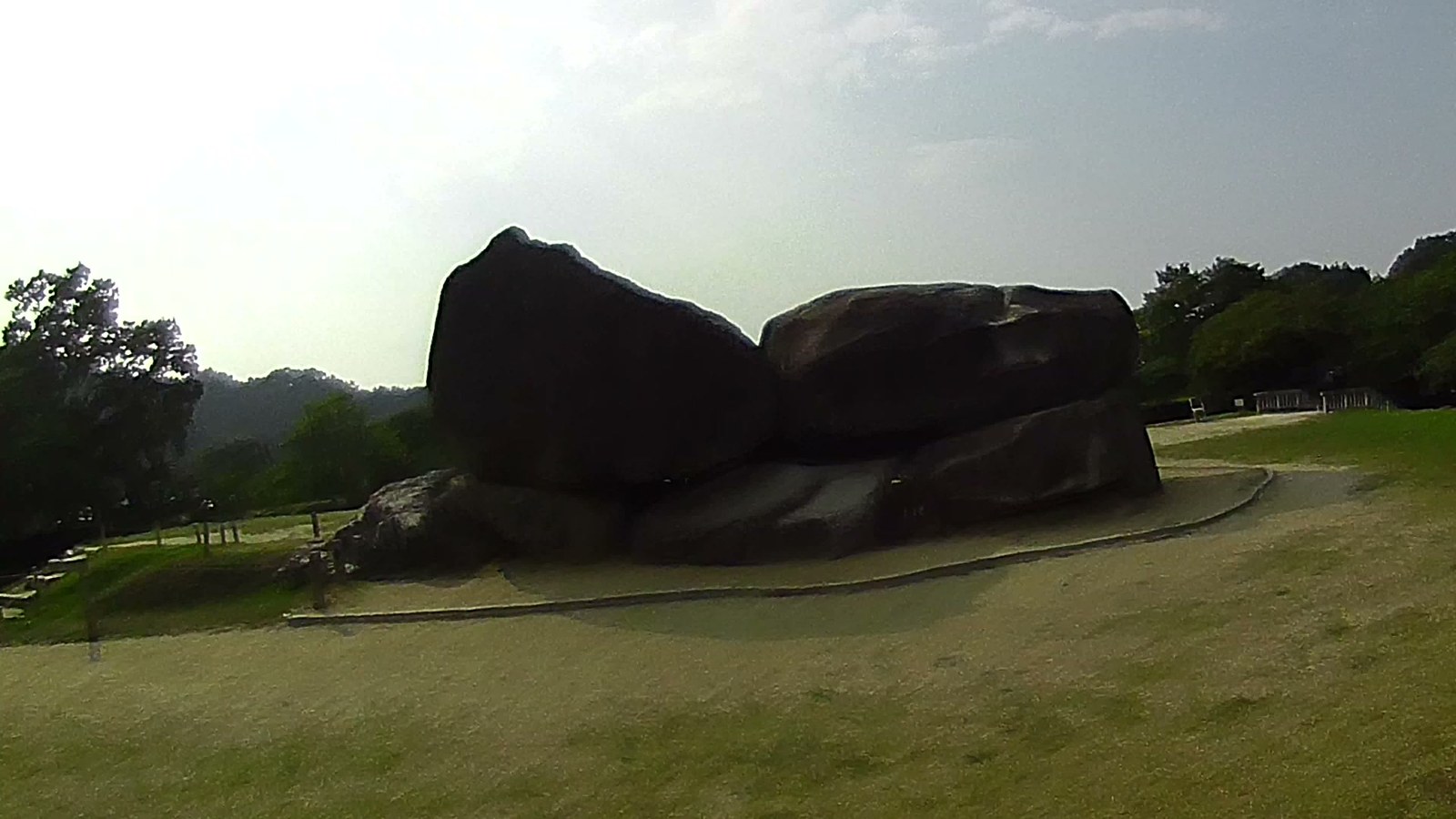石舞台古墳の全景。芝生に囲まれて置かれている