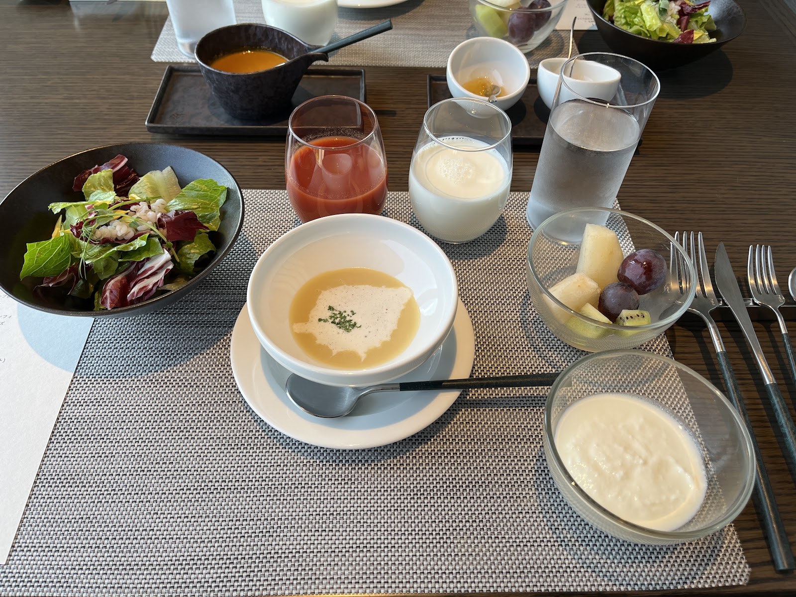 佳ら久の朝食。サラダ、ポタージュ、ヨーグルト、フルーツ、ジュース