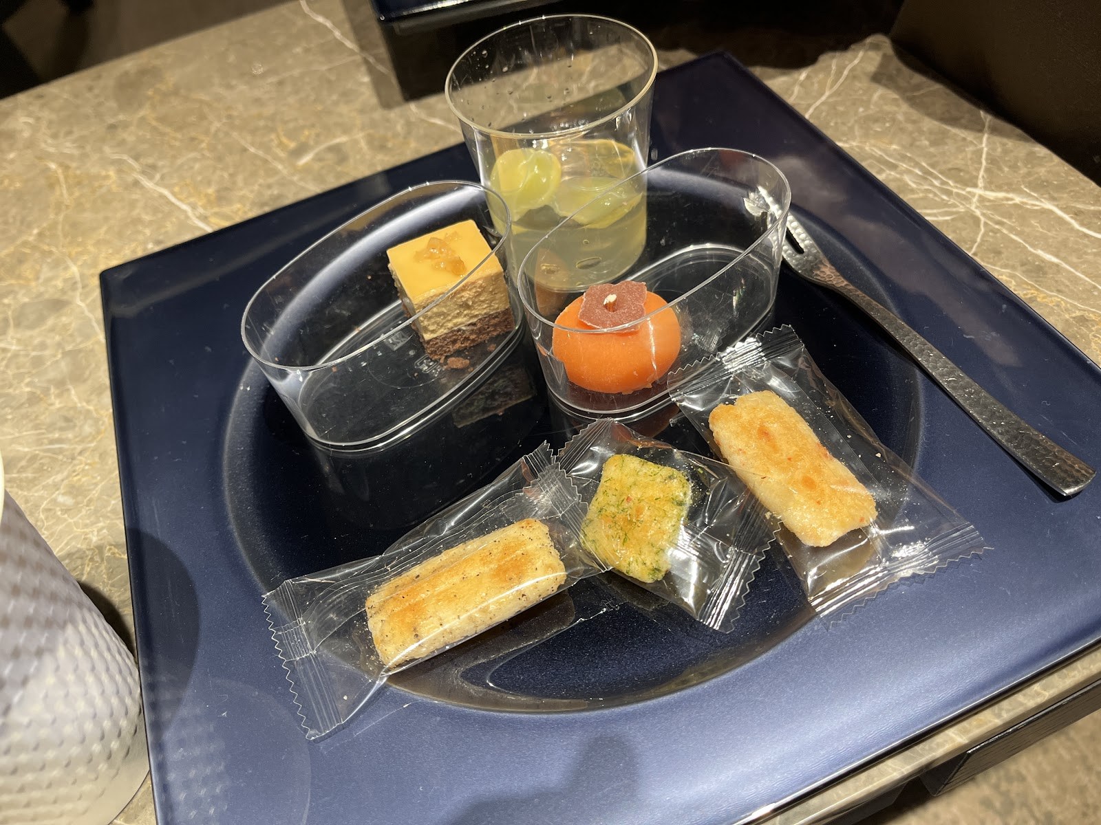 客室に用意されていた茶菓子とお茶