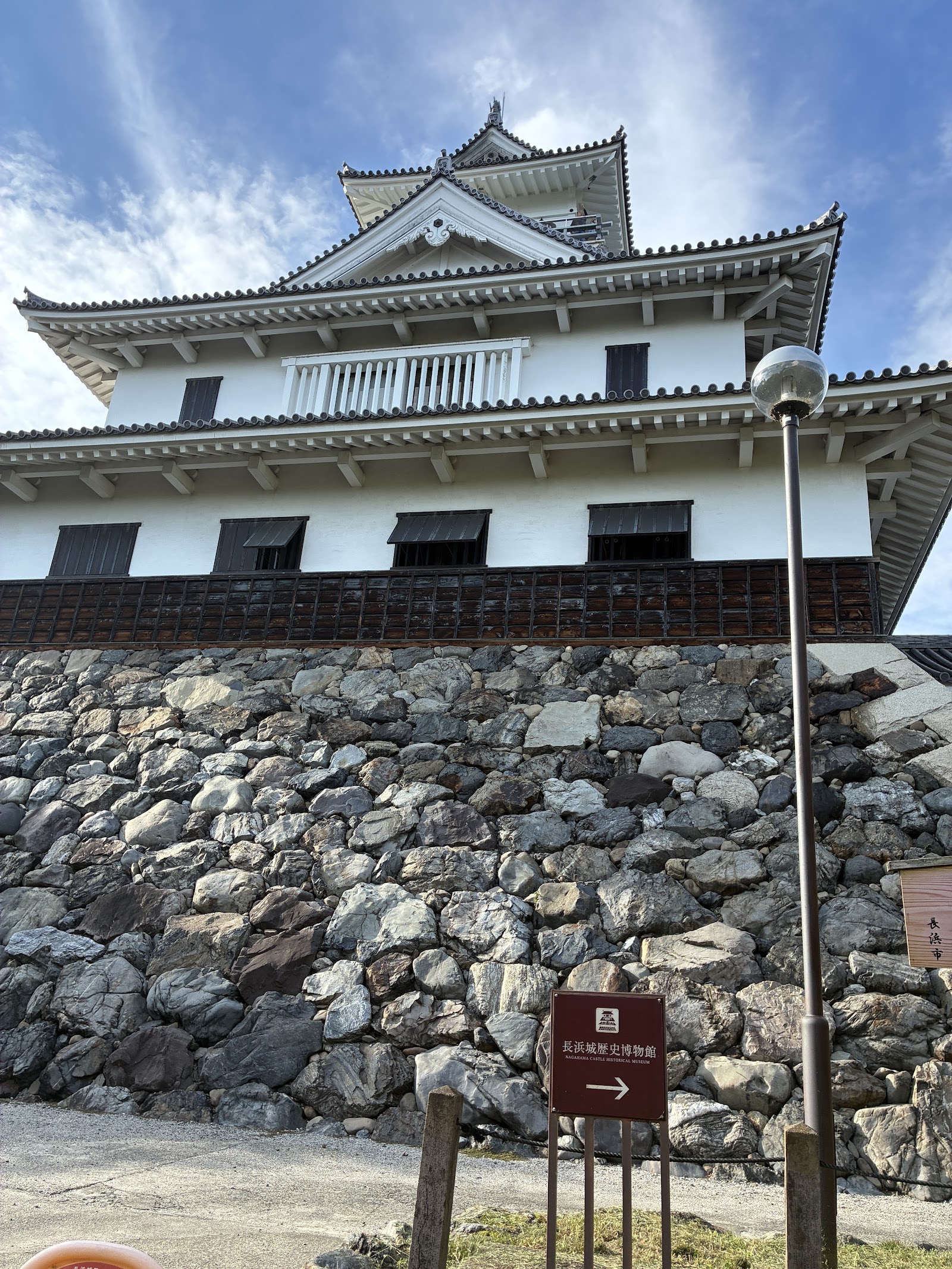 天守の下の石垣。ここは見るだけなら無料の範囲