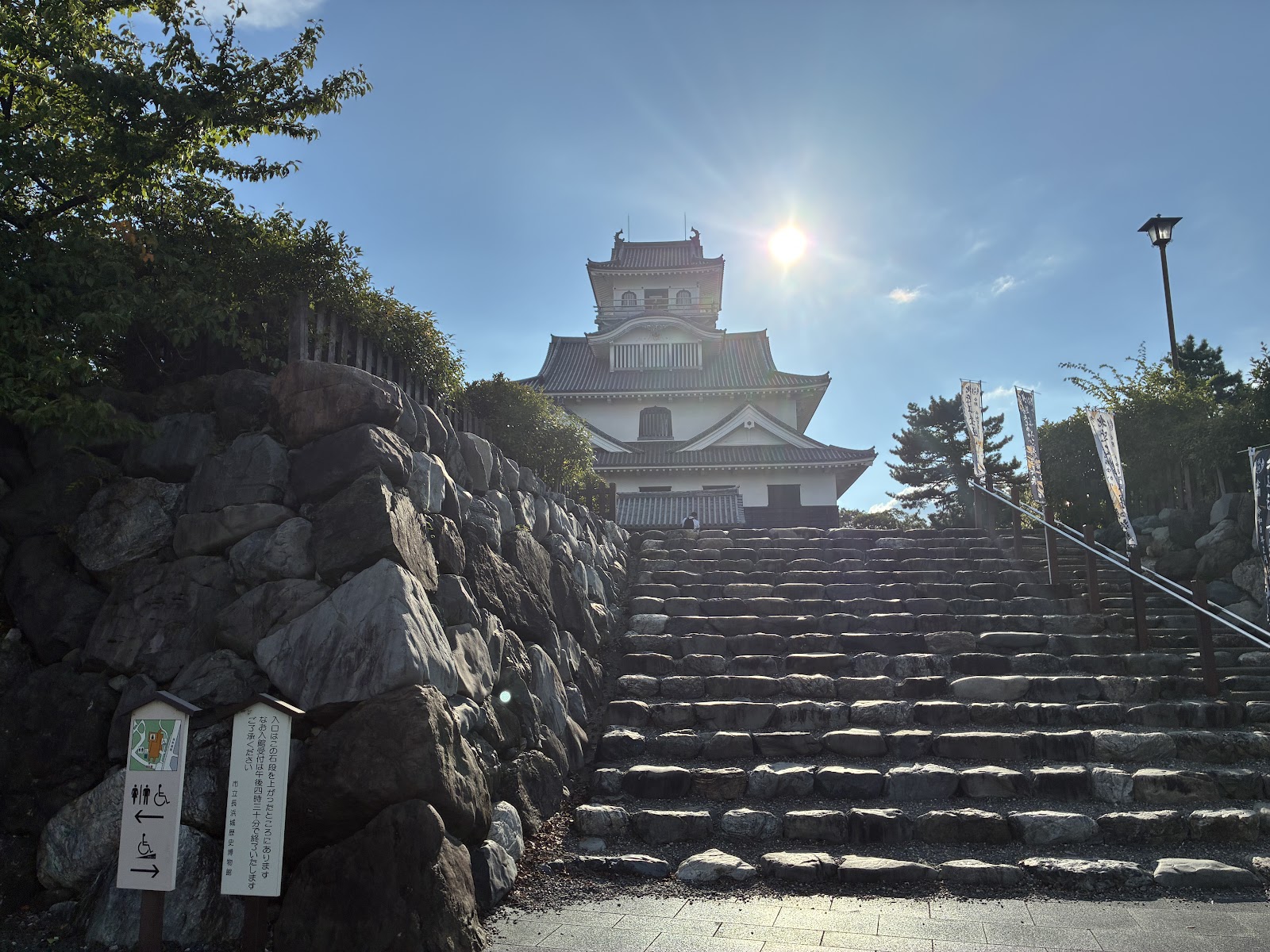 天守へ上がる石段。逆光でもこの角度がいちばん城らしい