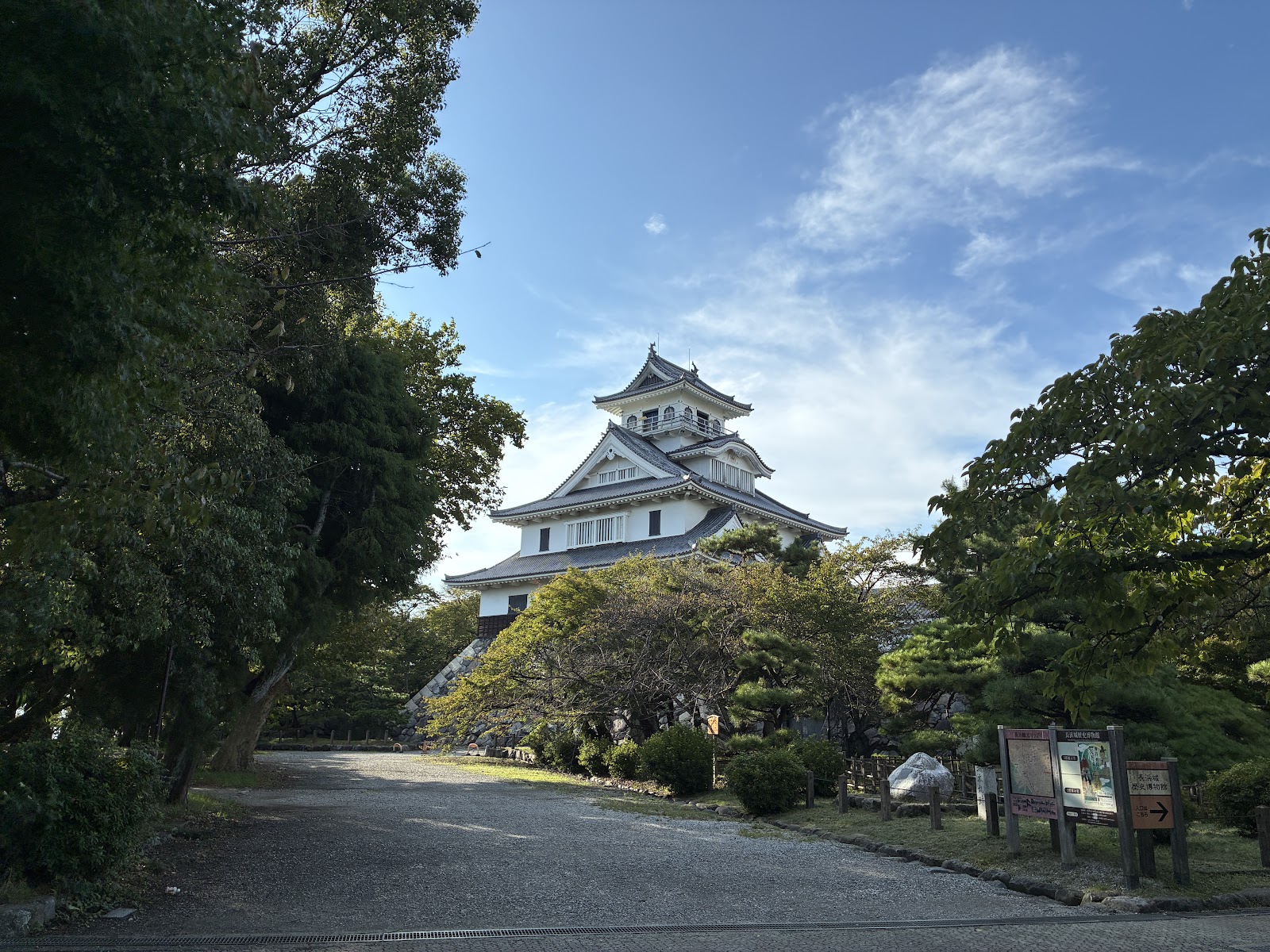 参道から見た天守。木立の間から現れます