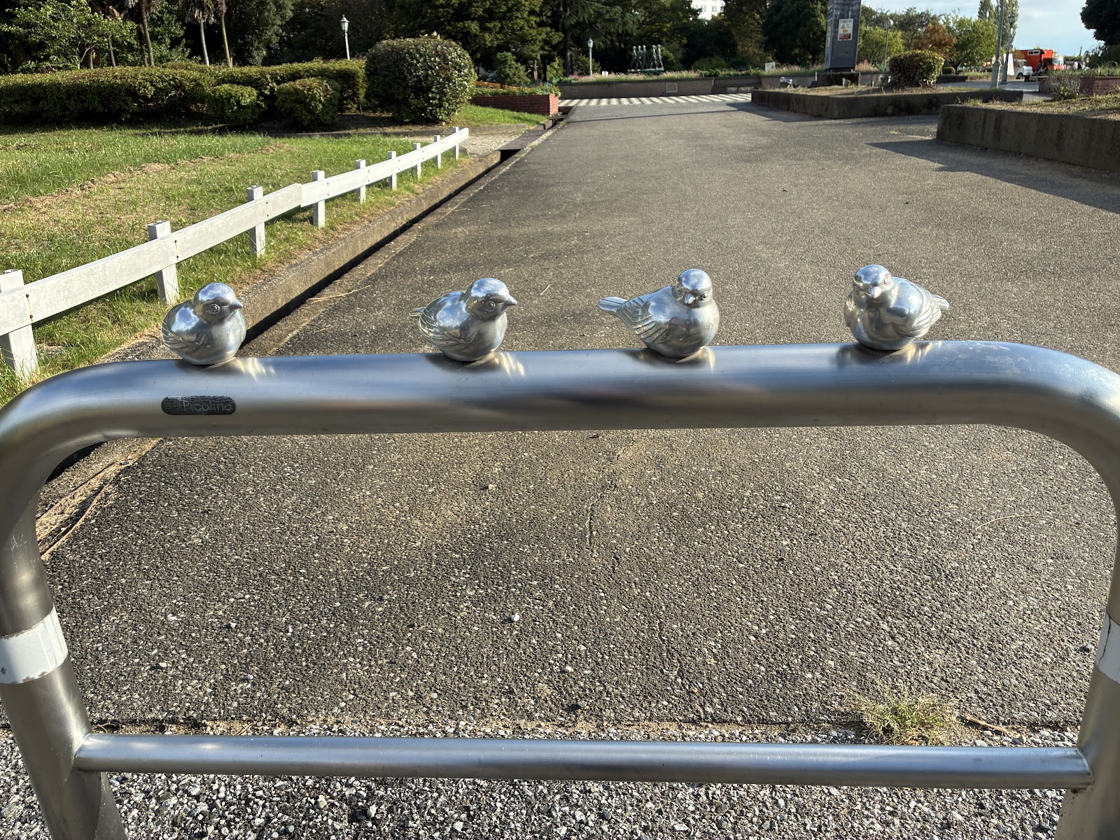 豊公園の車止めにとまる雀の飾り。4羽それぞれ向きが違います