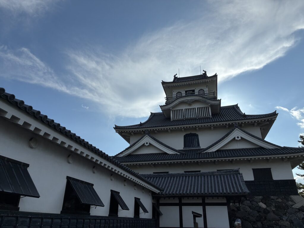 長浜城の天守。琵琶湖畔の豊公園に建つ復元天守です