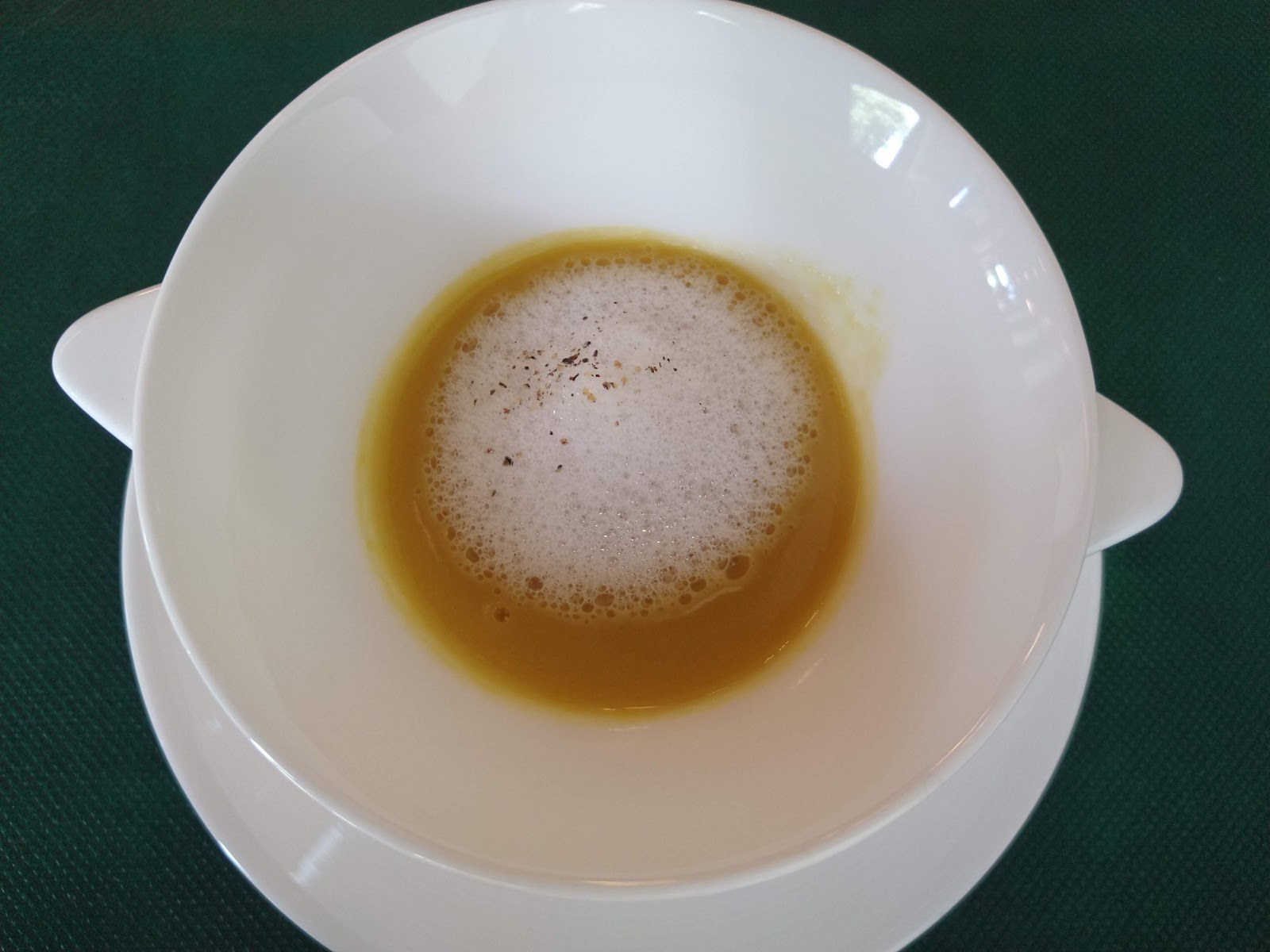 奈良ホテルのランチのスープ。泡を浮かせた一皿