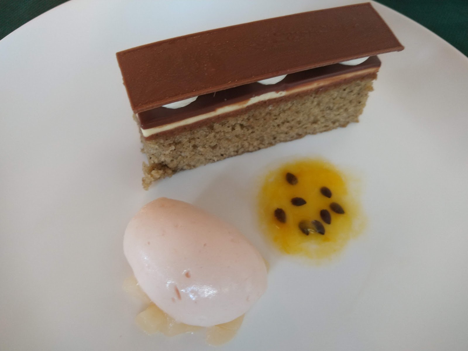 奈良ホテルのランチのデザート。チョコレートのケーキとアイス、パッションフルーツ