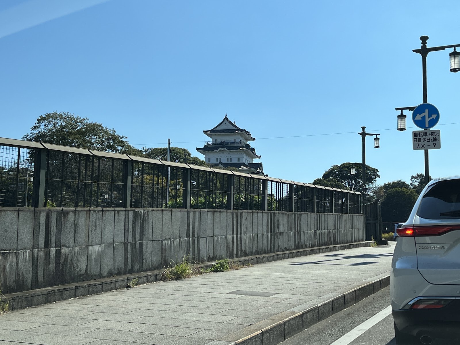 車の窓から見えた小田原城の天守