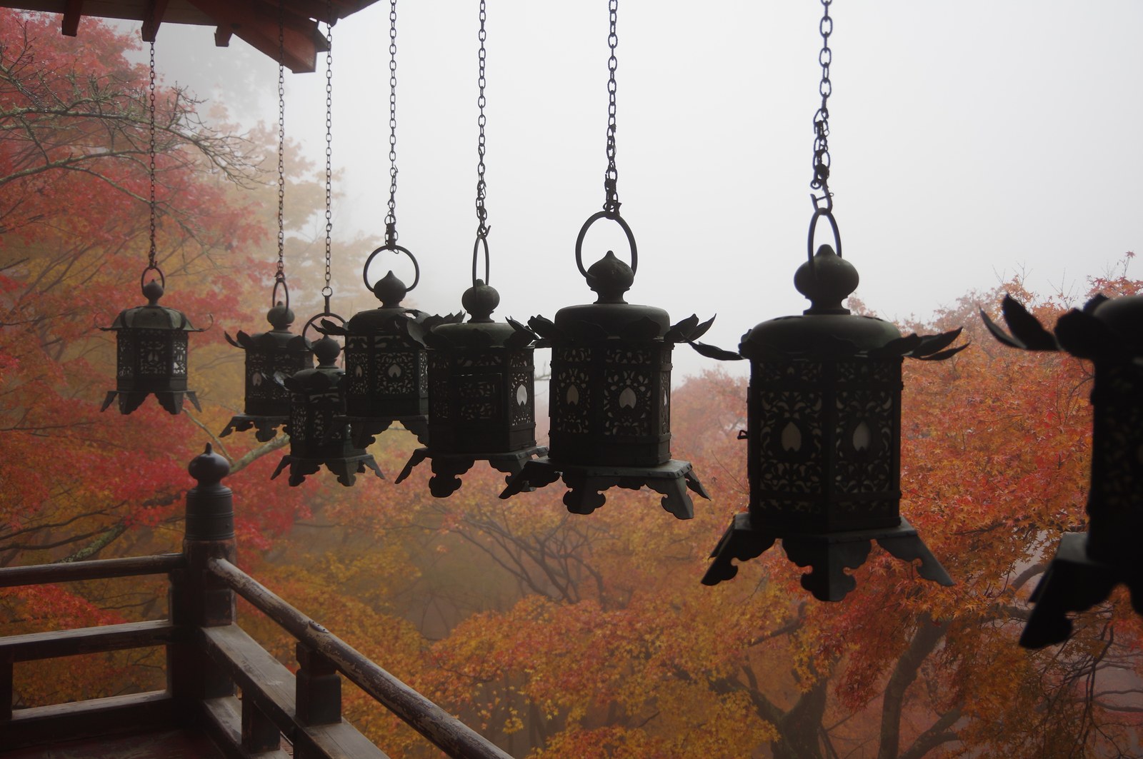 談山神社の吊り灯籠が一列に並ぶ廊下