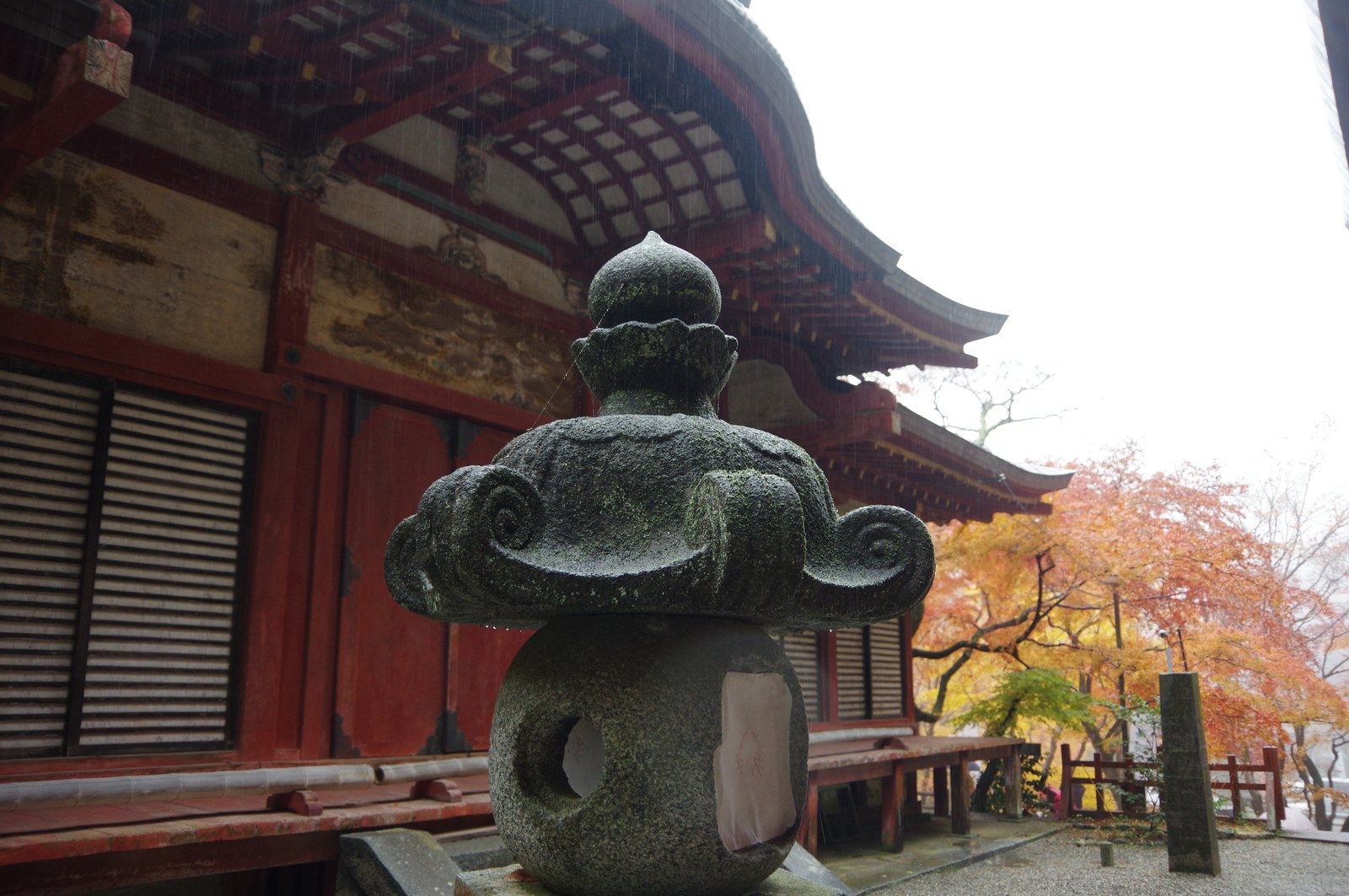 談山神社の石灯籠と朱塗りの社殿