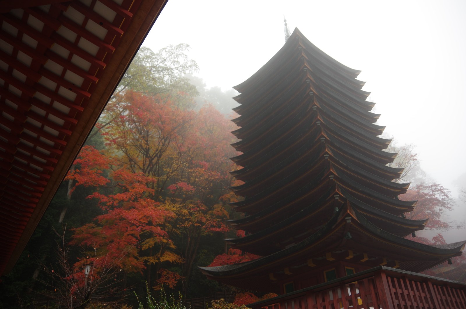 談山神社の十三重塔と、まわりを囲む赤い紅葉