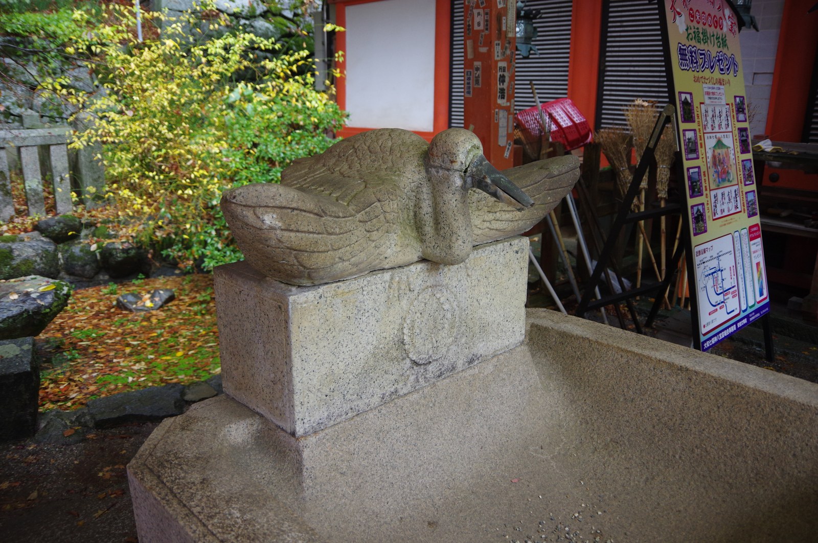 談山神社の手水舎。鳥の形をした石の水口
