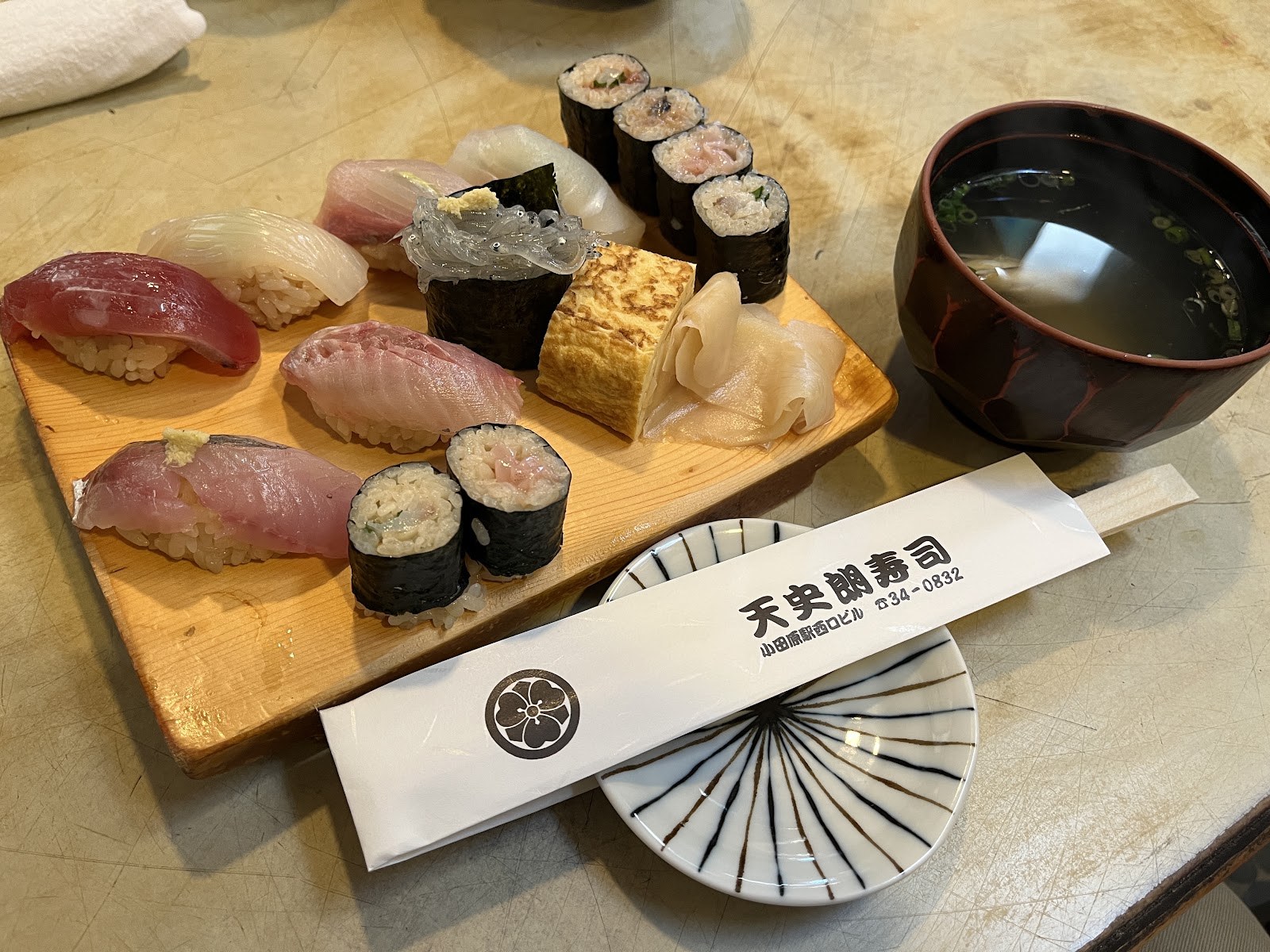 天史朗鮨の地魚にぎり。板に直接載って出てくる