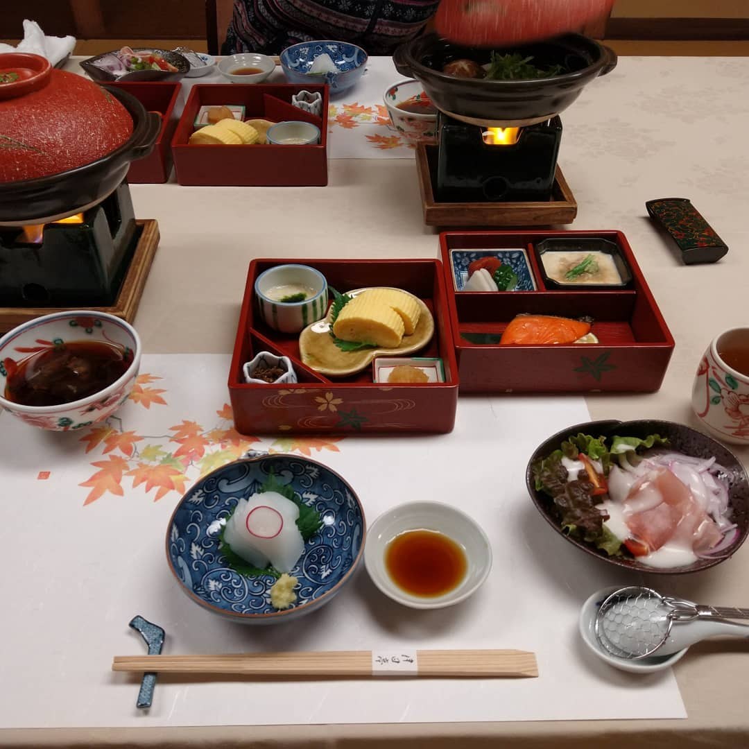 月日亭の朝食の膳。土鍋、お重、小鉢が並ぶ
