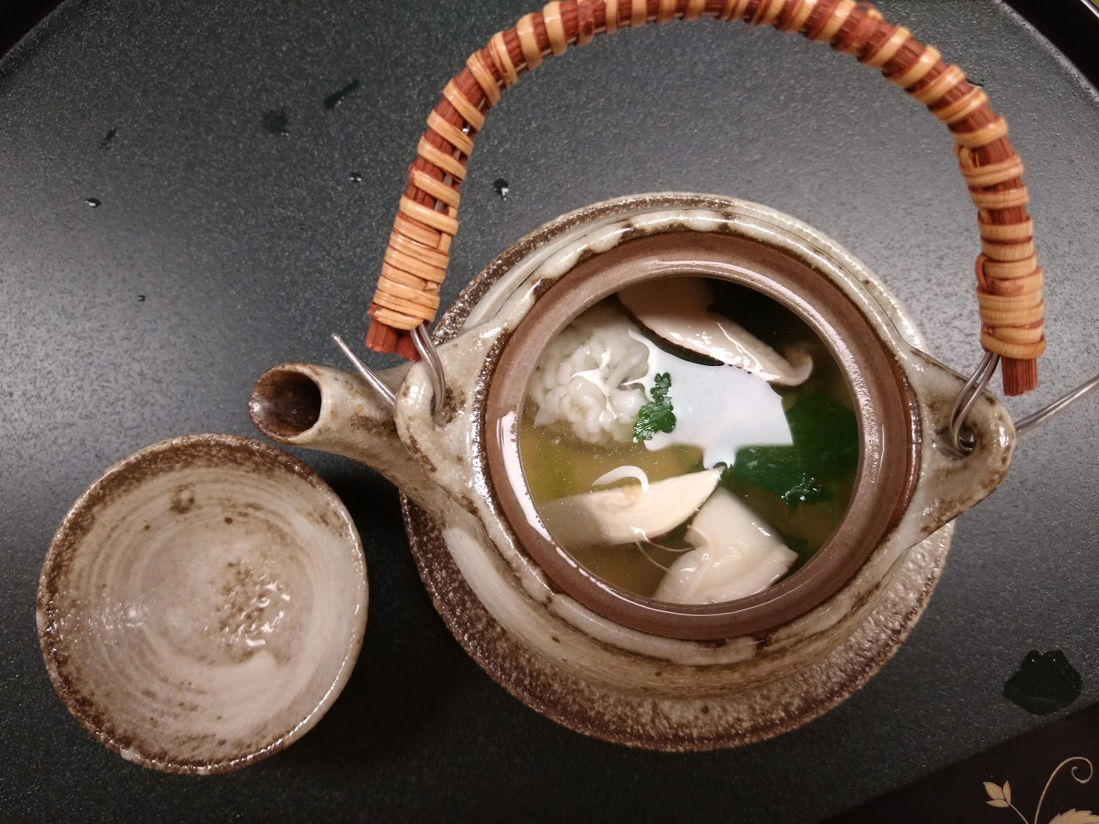 松茸の土瓶蒸し。土瓶のふたを開けたところ