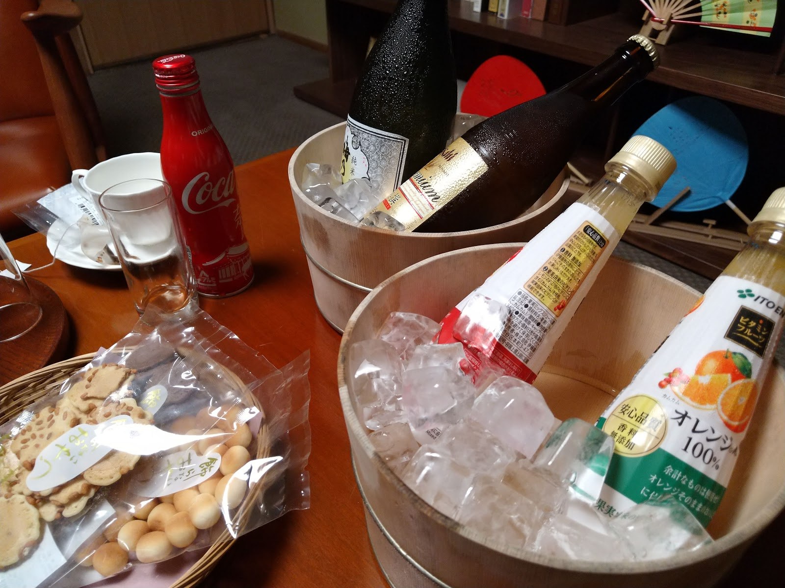 アイスペールに冷やされた瓶のドリンクとおつまみ