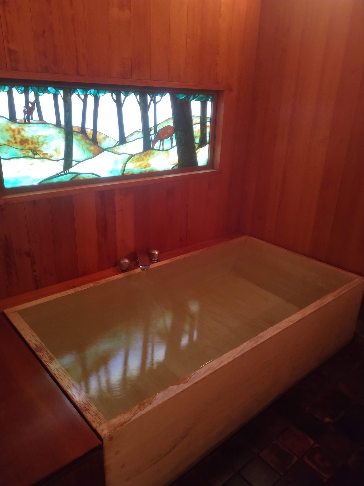 月日亭の木の浴槽。窓から光が入る