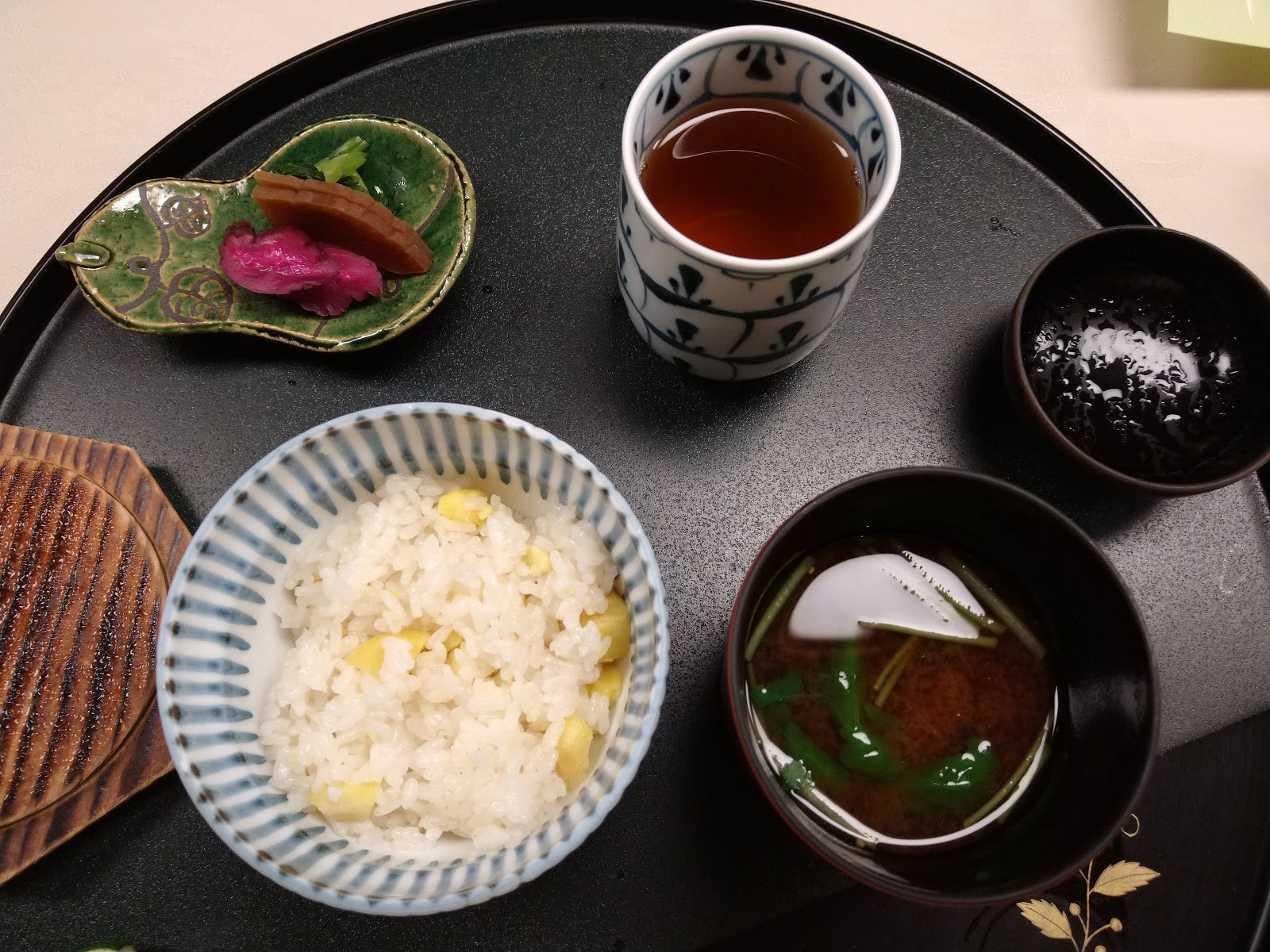 とうもろこしの炊き込みご飯と味噌汁、香の物