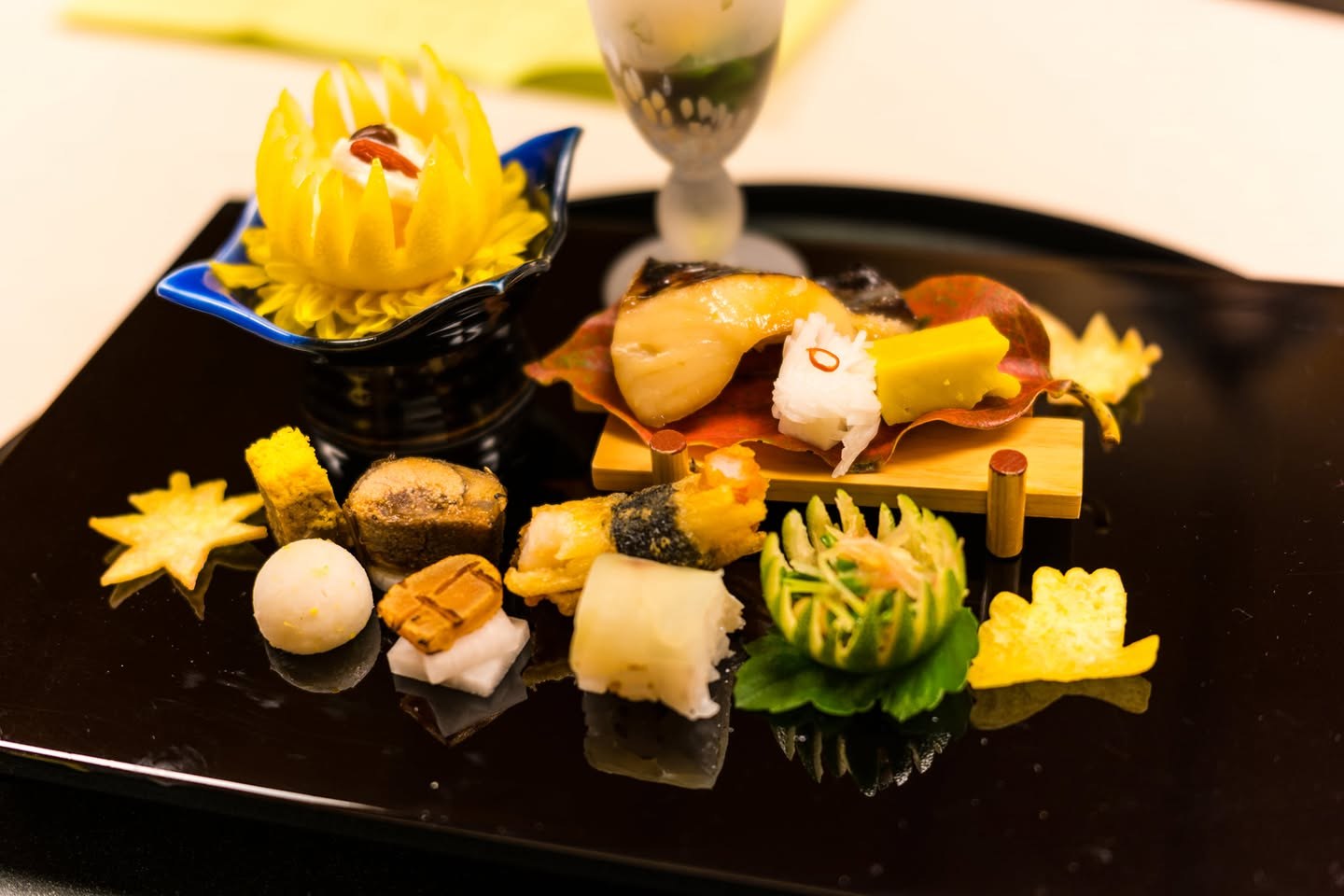 月日亭の八寸。菊をかたどった器に、彩りよく並ぶ