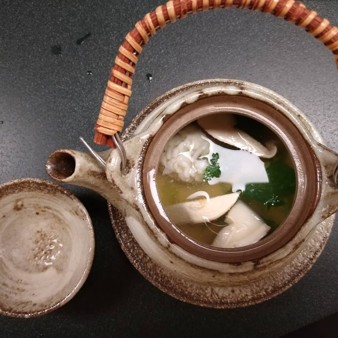 松茸の土瓶蒸し。土瓶の蓋を開けたところ