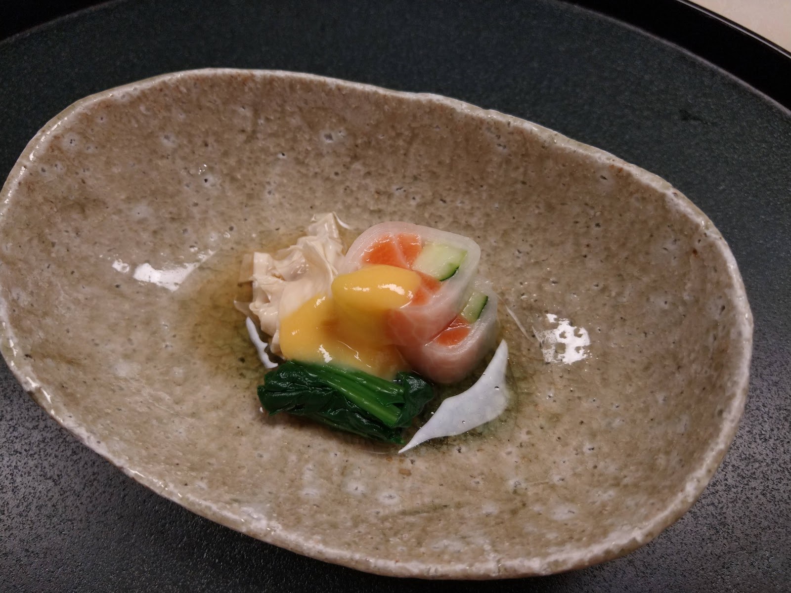 白い器に盛られた蒸し物。あんがかかっている
