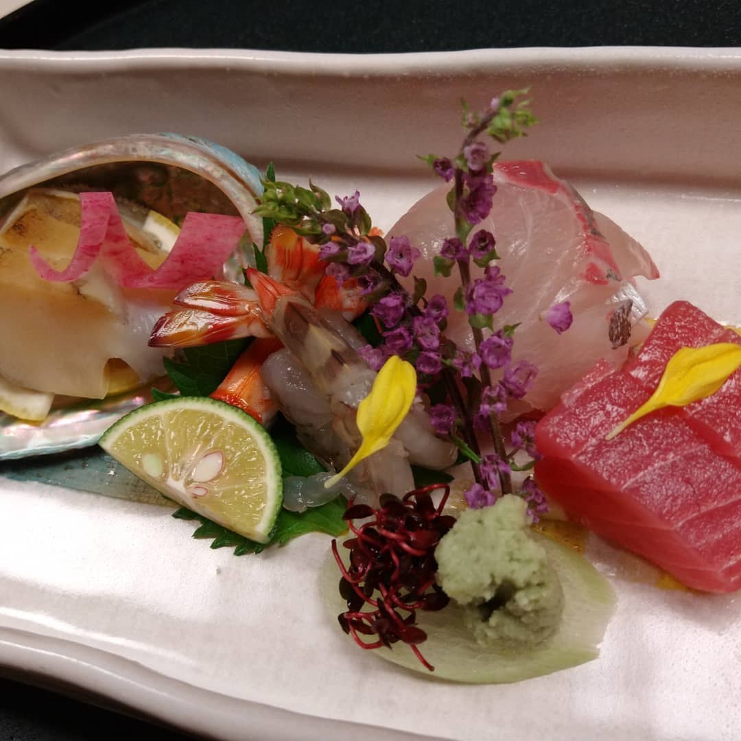 月日亭の夕食のお造り。鮪と白身、いくら、菊の花