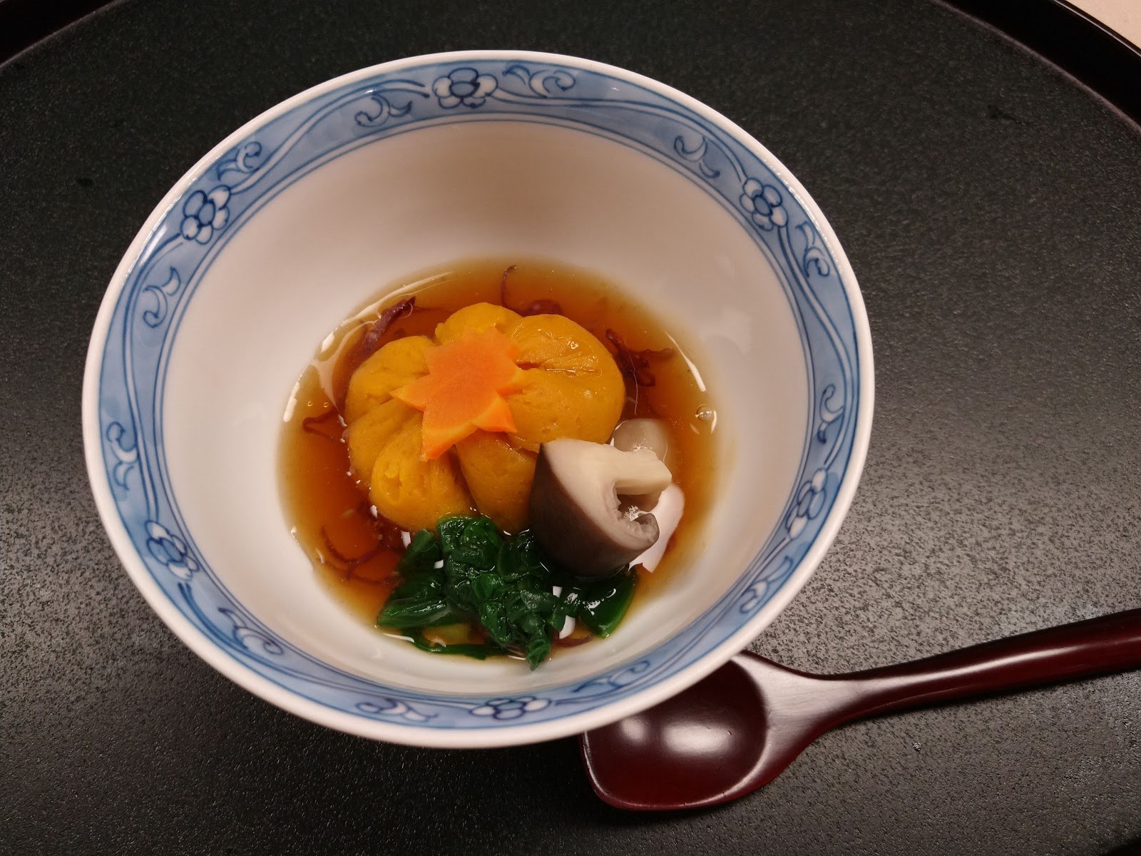 青い染付の器に盛られた炊き合わせ