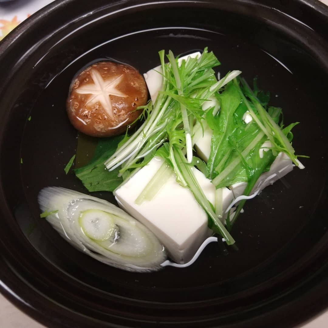 朝食の湯豆腐。椎茸と水菜が添えられている